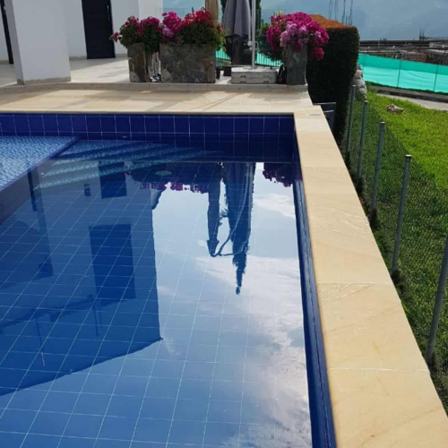 Borde de Piscina Piedra Muñeca