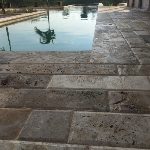 Piso Piscina Travertino Noche